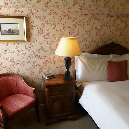 The Bear Hotel Devizes Szoba fotó