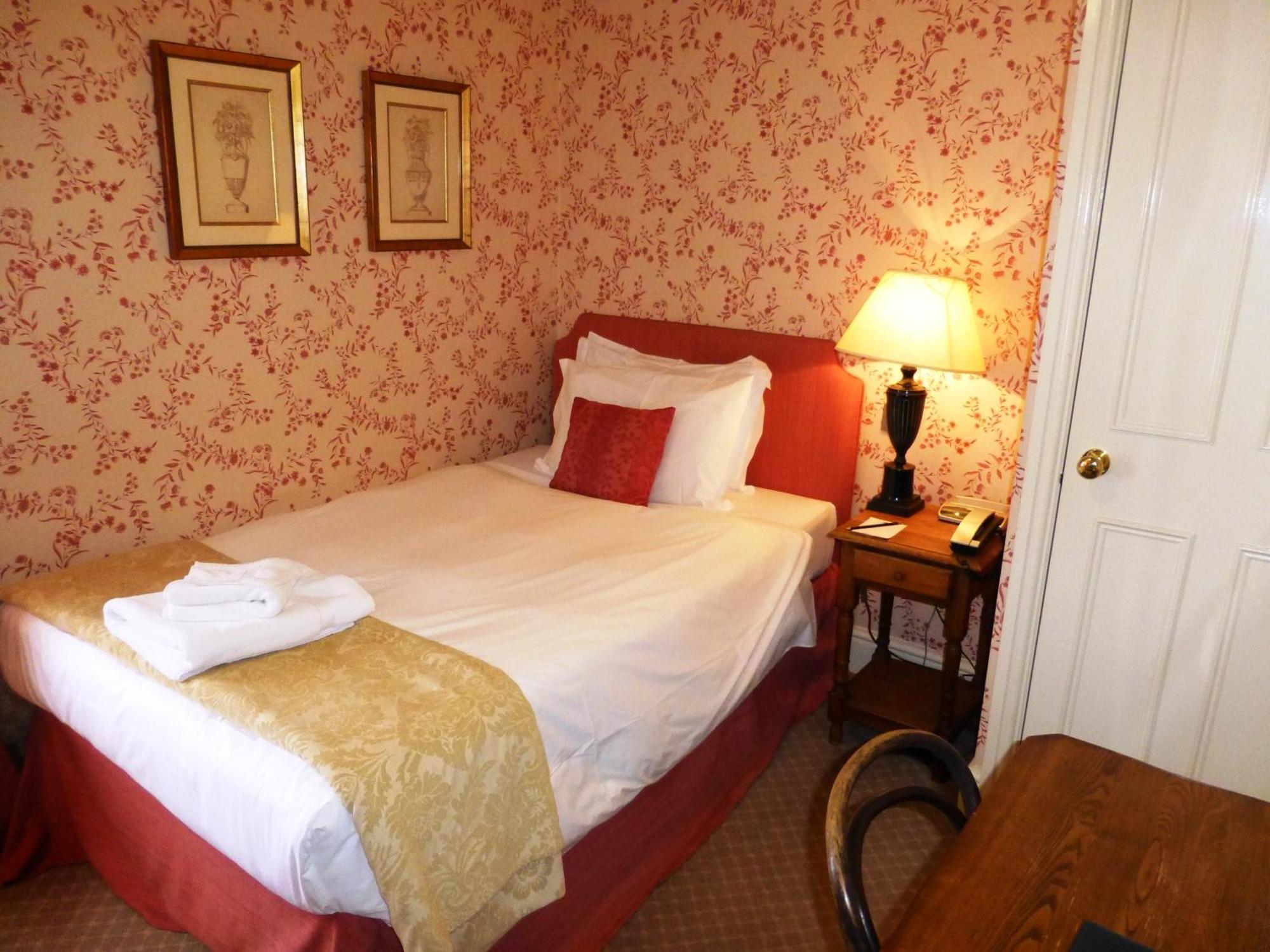 The Bear Hotel Devizes Szoba fotó