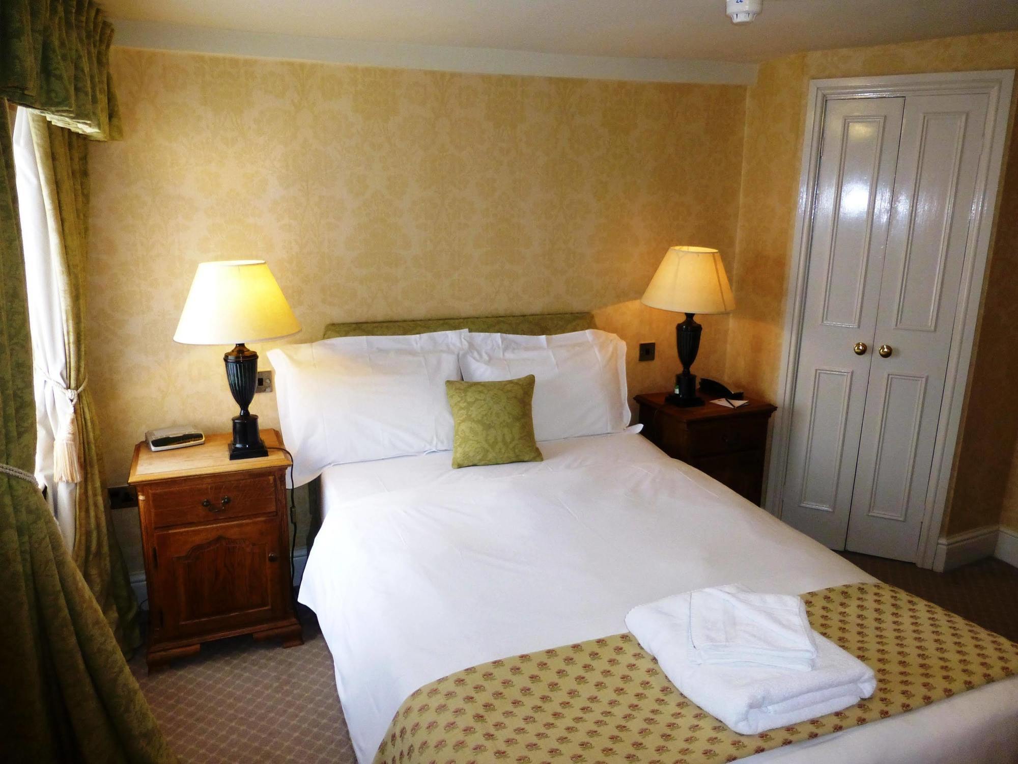 The Bear Hotel Devizes Kültér fotó